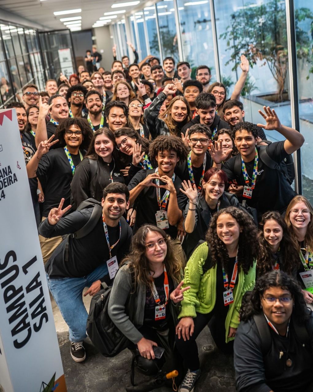 Alunos do Geração Caldeira reunidos no corredor do Instituto Caldeira